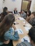 Члены ученической избирательной комиссии учатся. Обучение проводит председатель территориальной избирательной комиссии Центрального района города Твери.